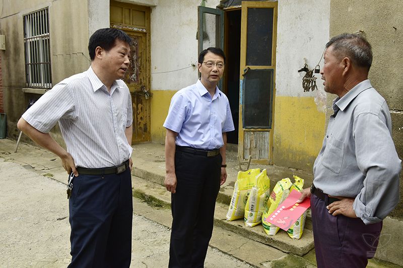 农场公司党委走访慰问党员代表