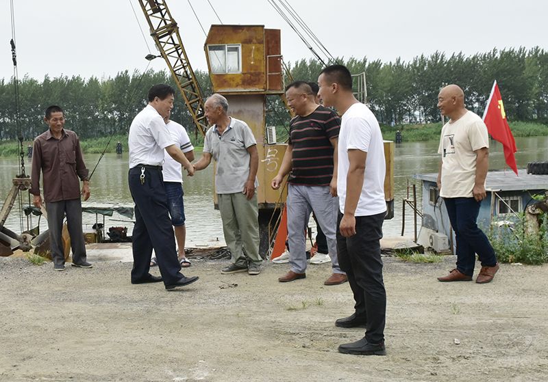 农场公司组织看望慰问苏北灌溉总渠堤防巡查值守人员