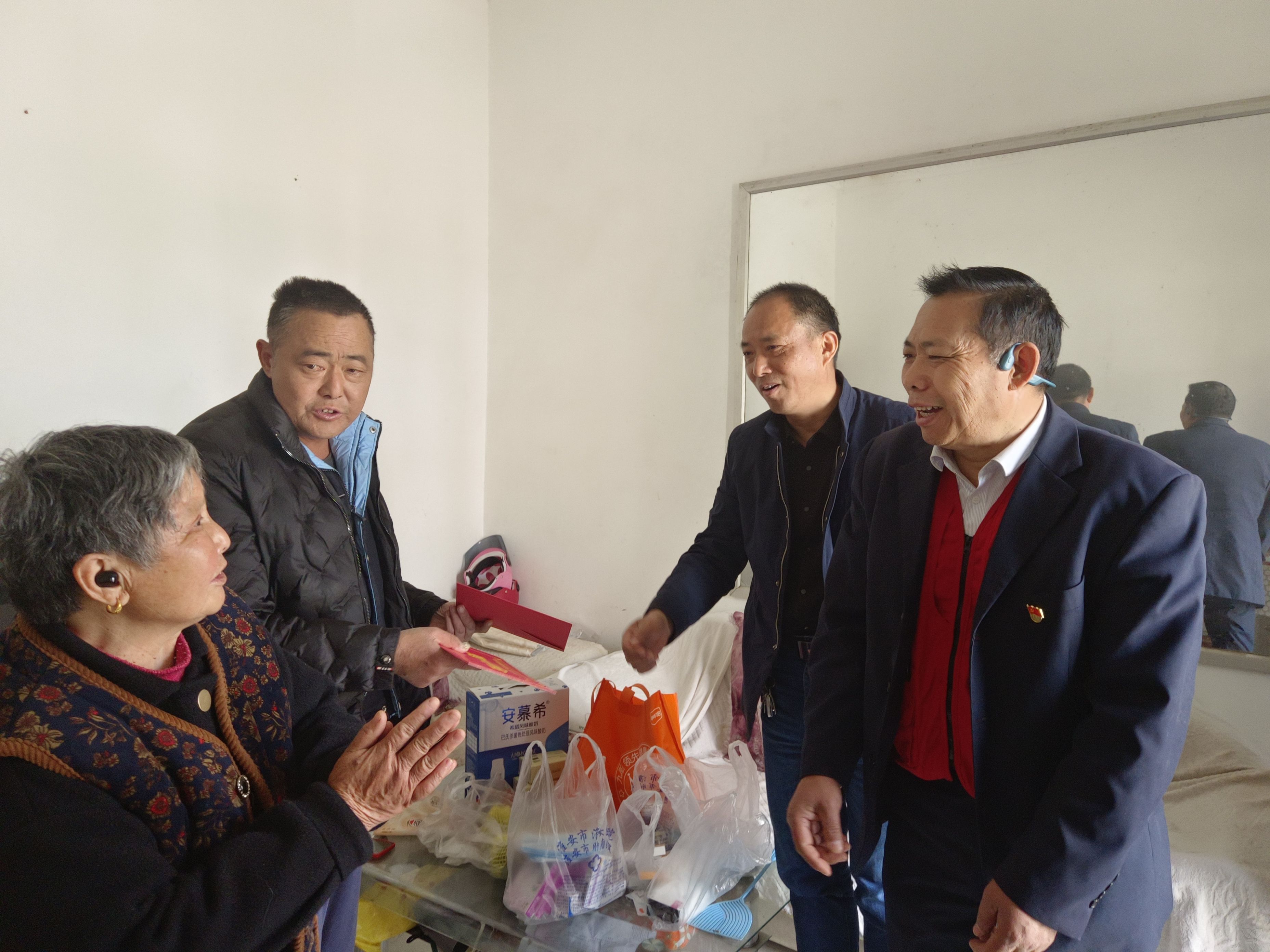 农场公司：慰问重症居民 传递组织温情