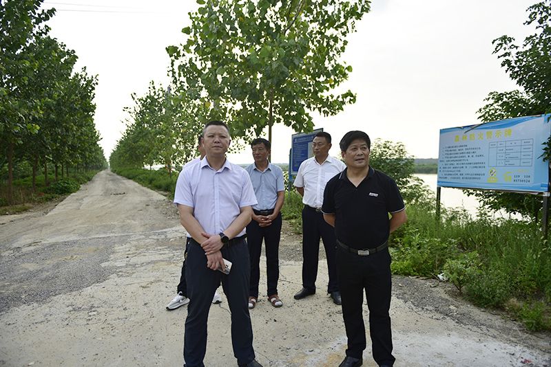 农场公司相关领导带队巡河