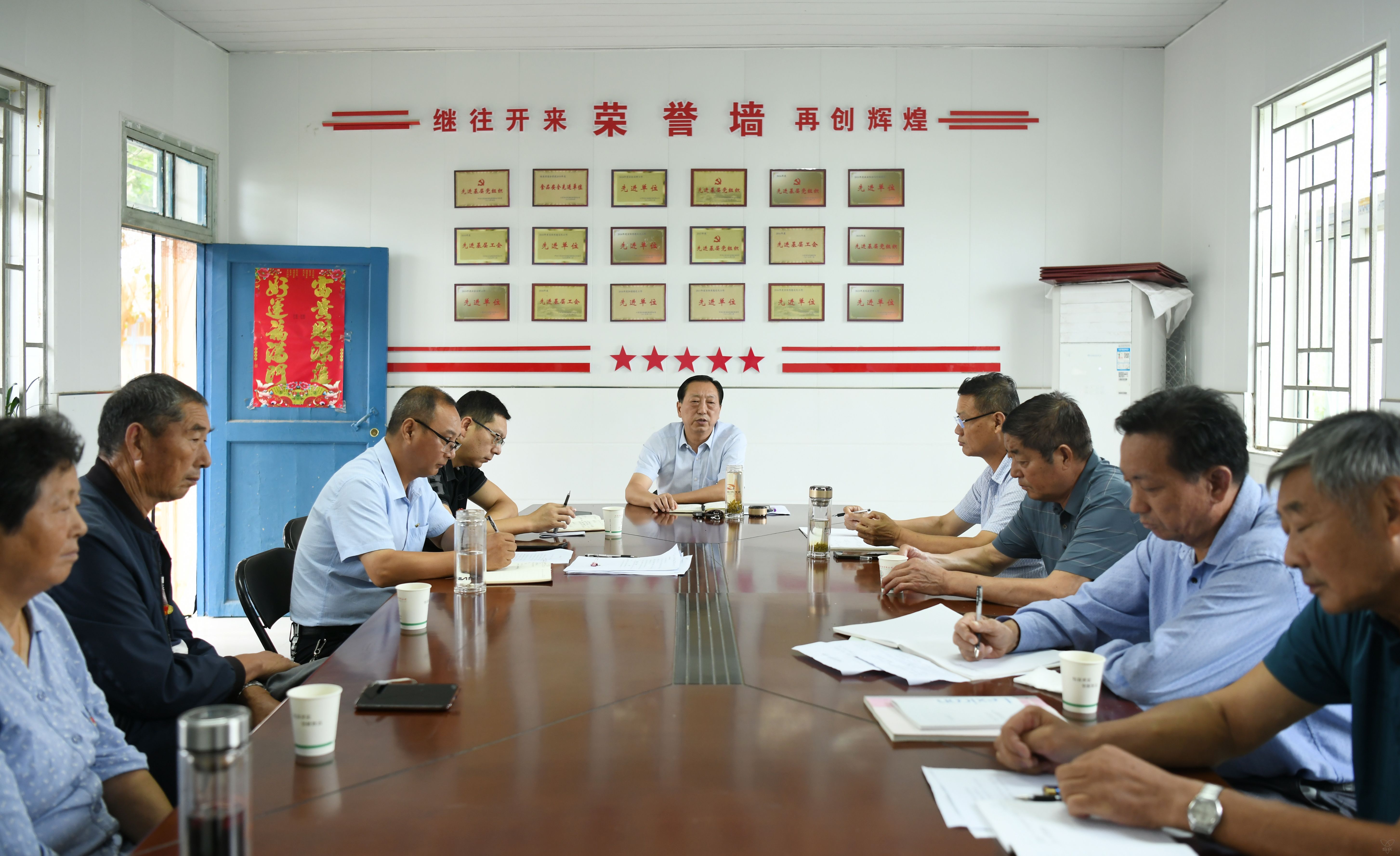 韩树明点评指导健康居委会党支部主题教育专题组织生活会