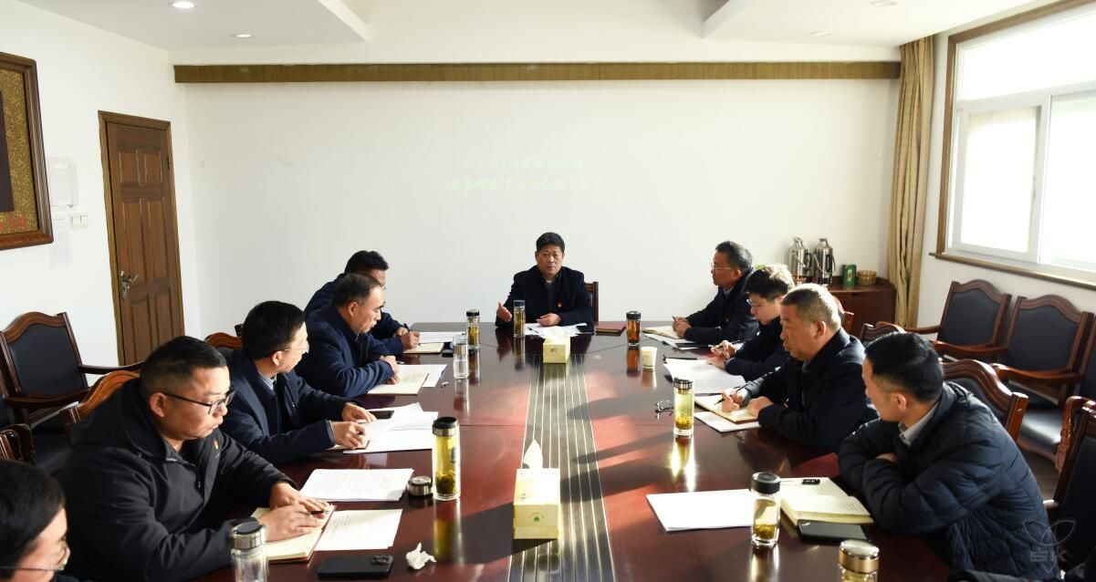 农场公司党委中心组举行专题学习会